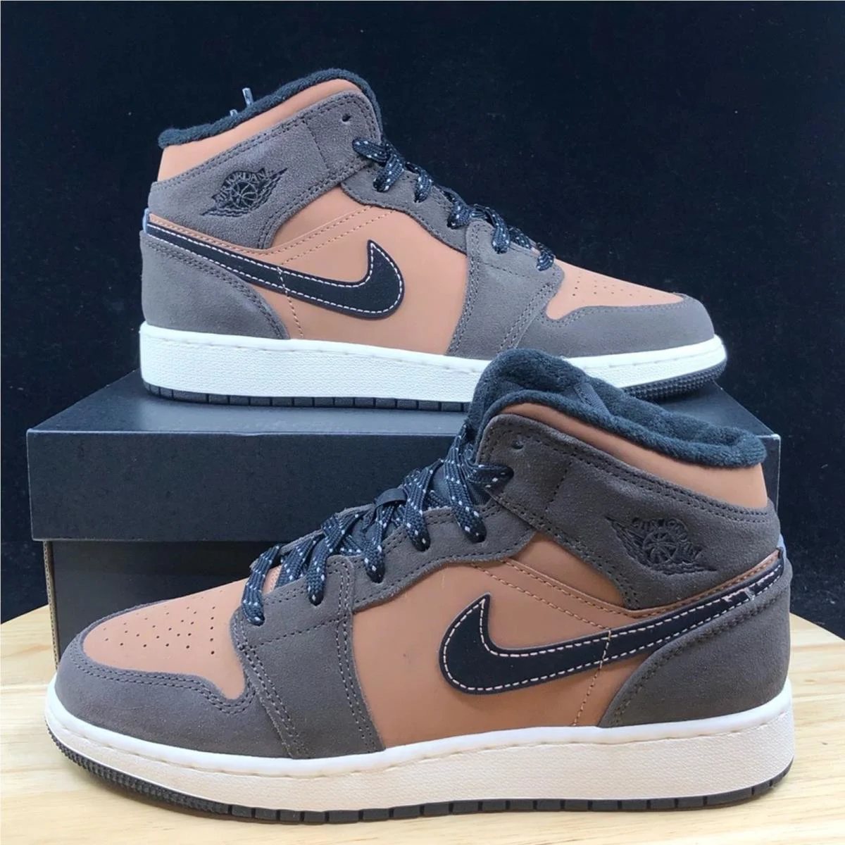 Nike Air Jordan 1 Mid SE Dark Chocolate Earth Tone Size 7Y/ 8.5 W DC7248-200